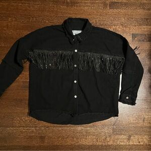 The style between us black fringed shirt jacket size small